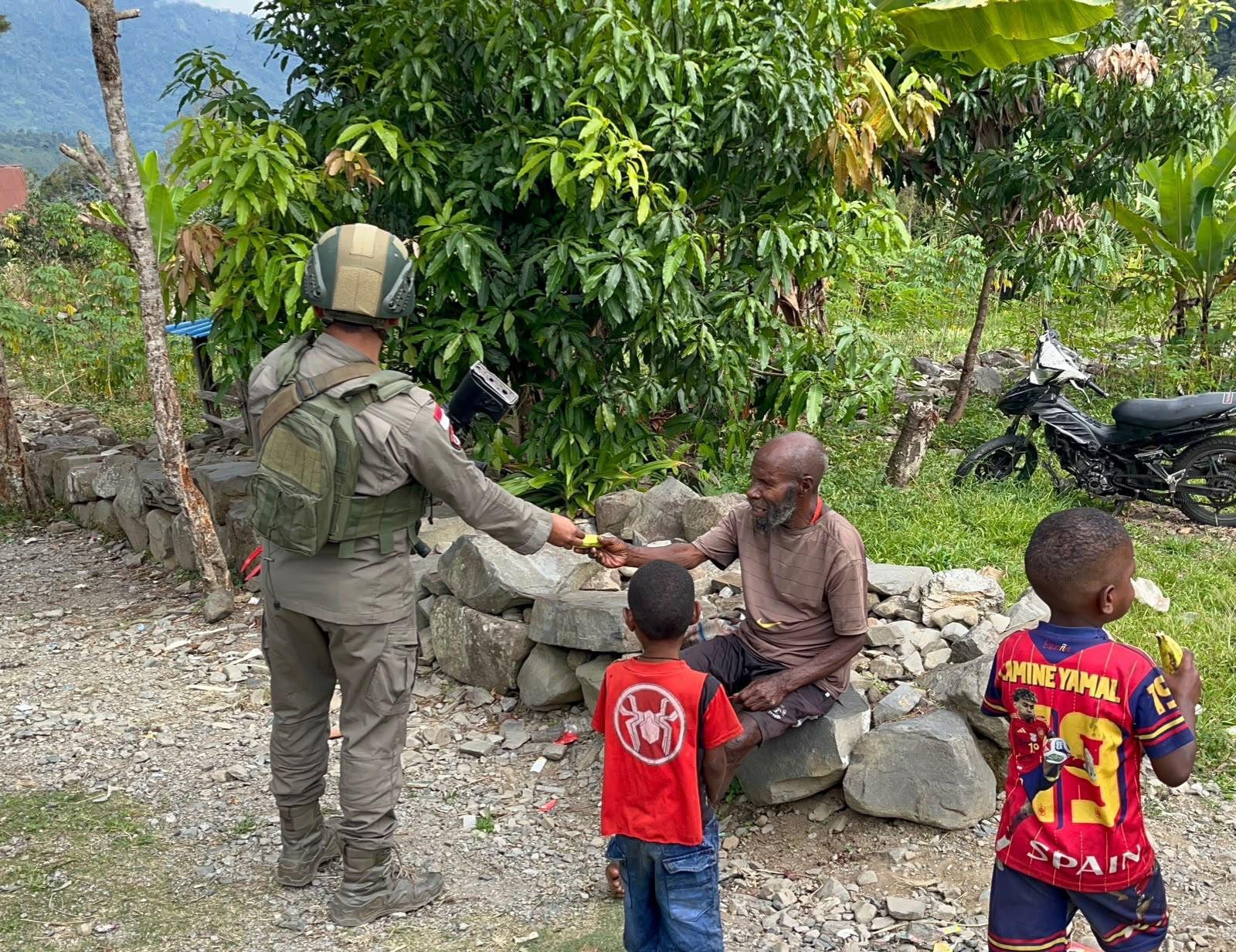 Patroli Humanis Satgas Damai Cartenz di Muara Puncak Jaya, Hadir Menyapa dan Berbagi Bersama Masyarakat