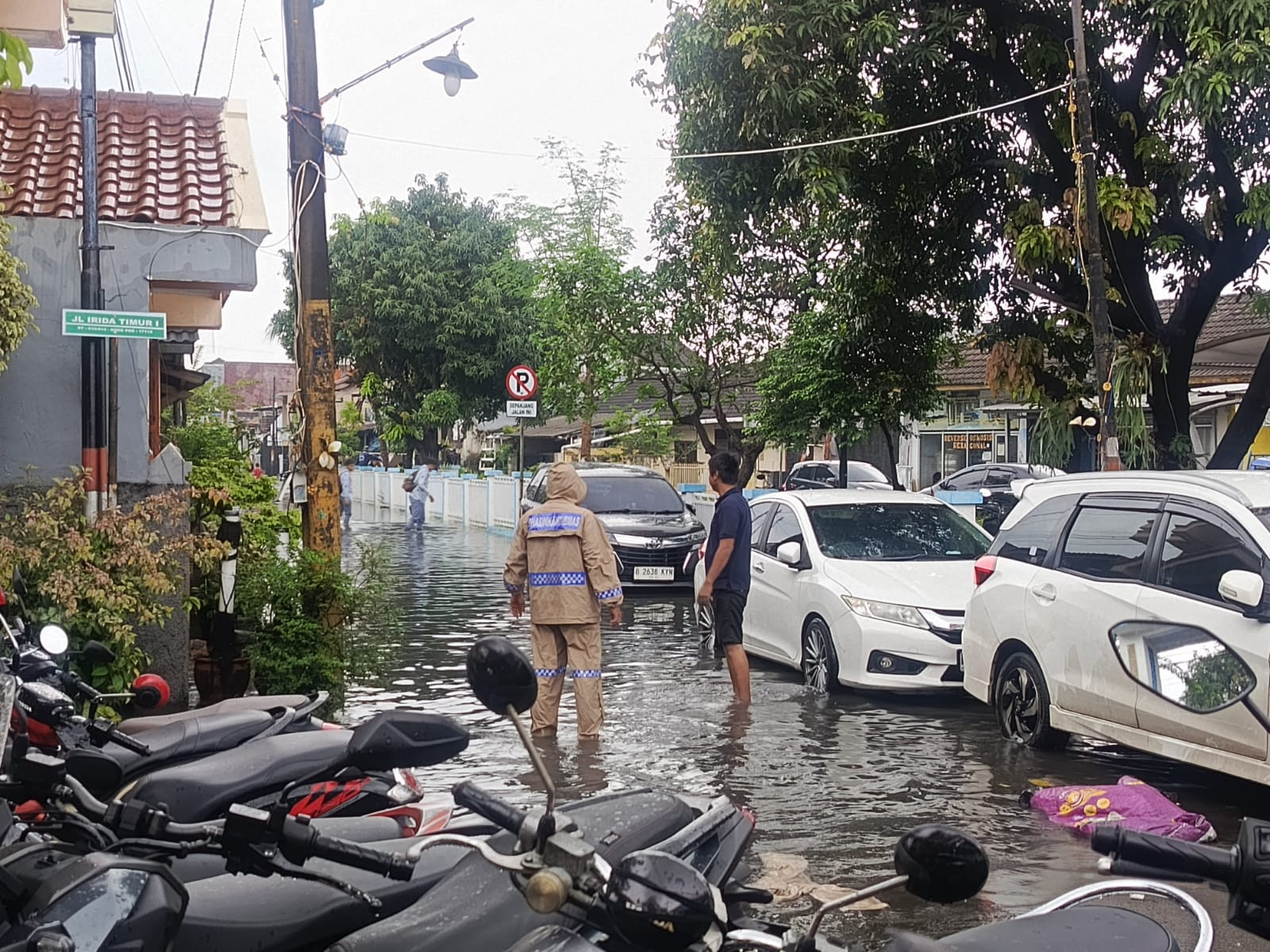 Pastikan Keselamatan Warga Pasca Hujan Deras, Polsek Rawalumbu Pantau Titik Genangan di Bekasi Jaya