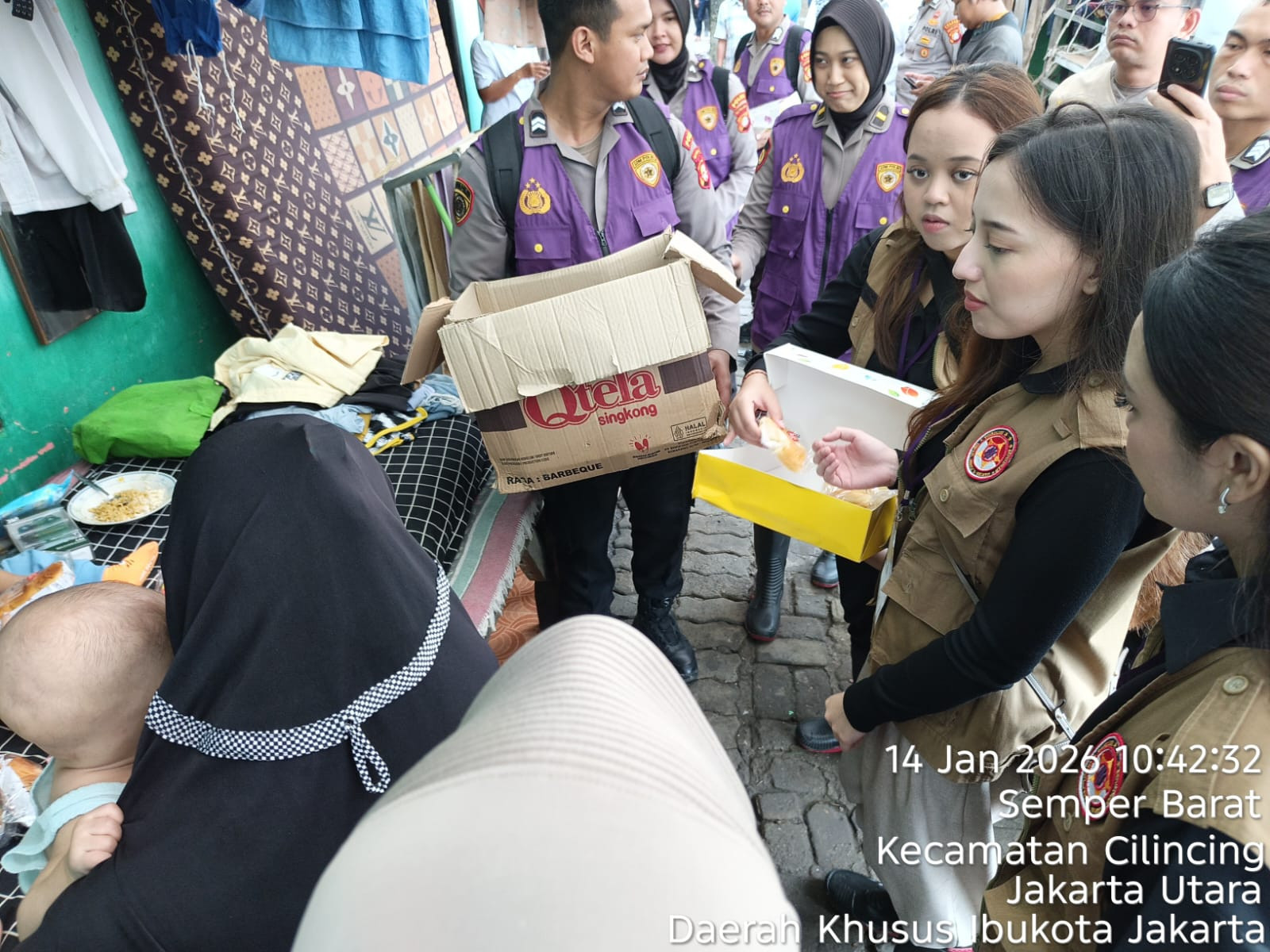 Tim Trauma Healing Polri Bersama Relawan UI Hadir Bersama Warga Pascabanjir di Cilincing