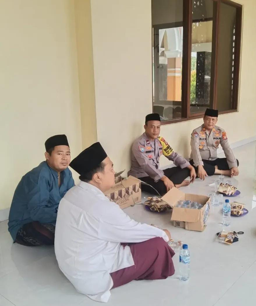 Polsek Cabangbungin Gelar Jumat Berkah: Sholat Berjamaah dan Bagikan Makanan ke Jamaah Masjid Nurul Huda