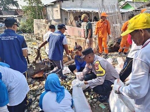 Bhabinkamtibmas Pulau Lancang Bersama Warga Gelar Kerja Bakti dan PSN Serentak di Pulau Pari