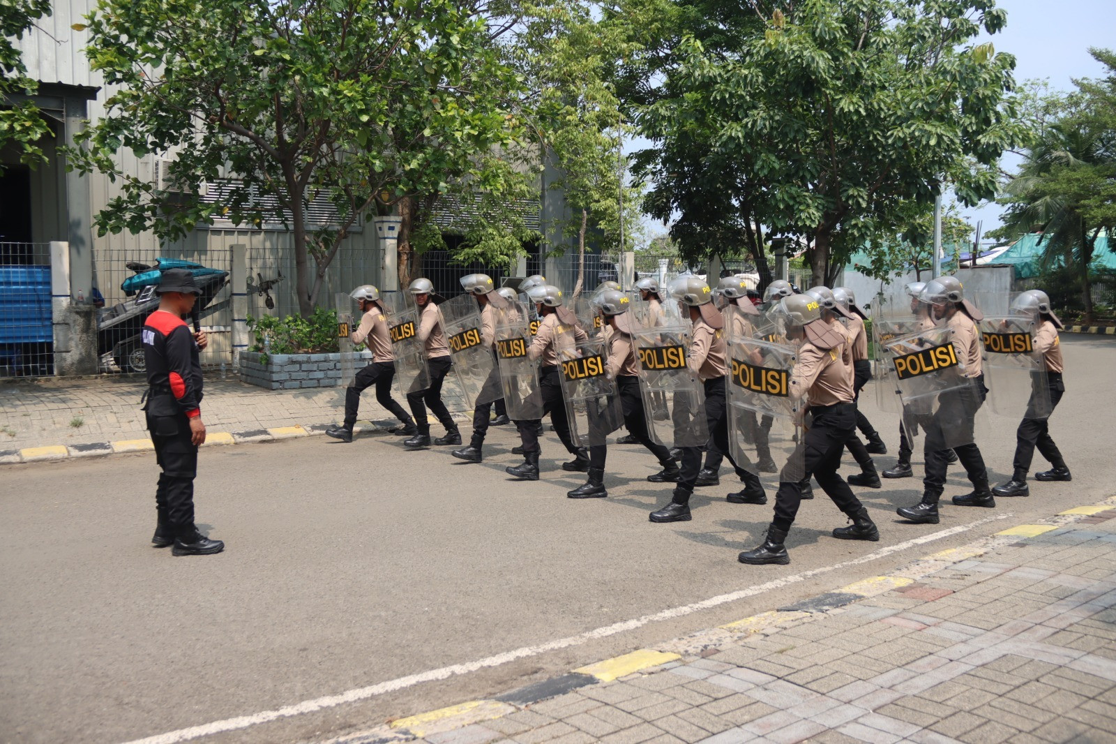 Tingkatkan Kesiapsiagaan Personel, Polres Kepulauan Seribu Gelar Pelatihan Dalmas Samapta