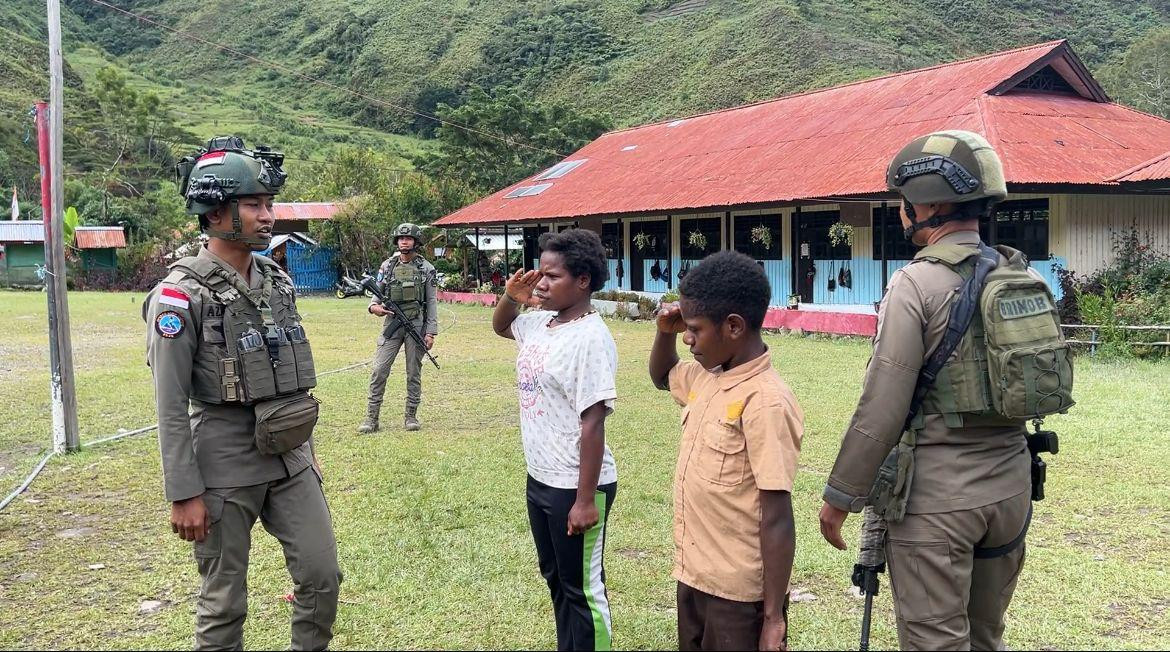 Satgas Ops Damai Cartenz 2026 Latih Disiplin dan Karakter Siswa SD Dondobaga di Mulia