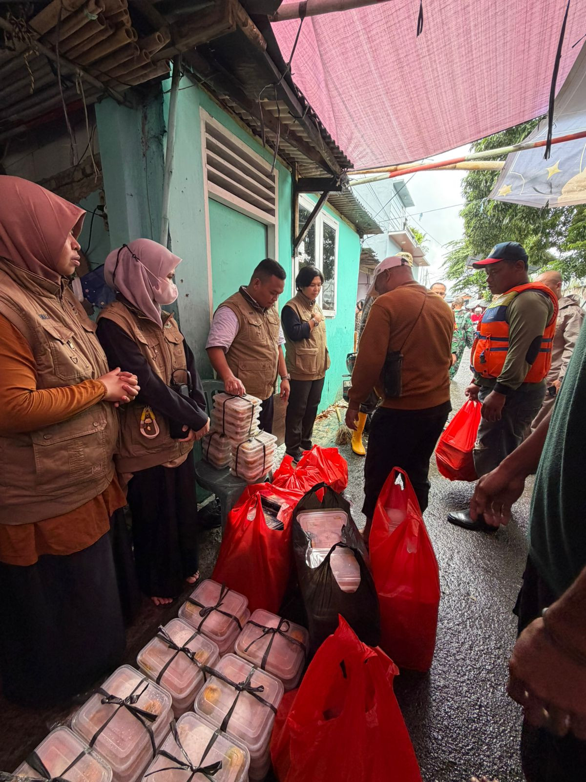Polres Metro Bekasi Kota Terjunkan Personel dan Salurkan 500 Paket Makanan untuk Korban Banjir di Teluk Pucung