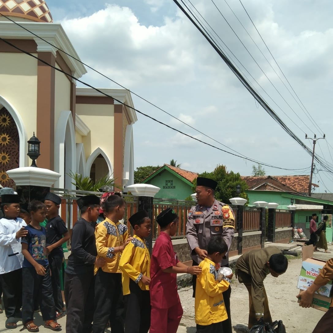 Kapolsek Cabangbungin Ajak Warga Jaga Kamtibmas Lewat Kegiatan Jum’at Berkah di Masjid Nurul Huda