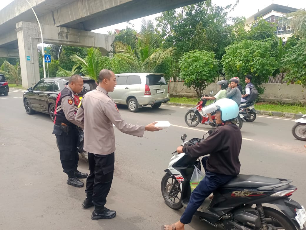 Polsek Kelapa Gading Gelar Jumat Peduli, Bagikan 50 Nasi Kotak untuk Ojol dan Warga