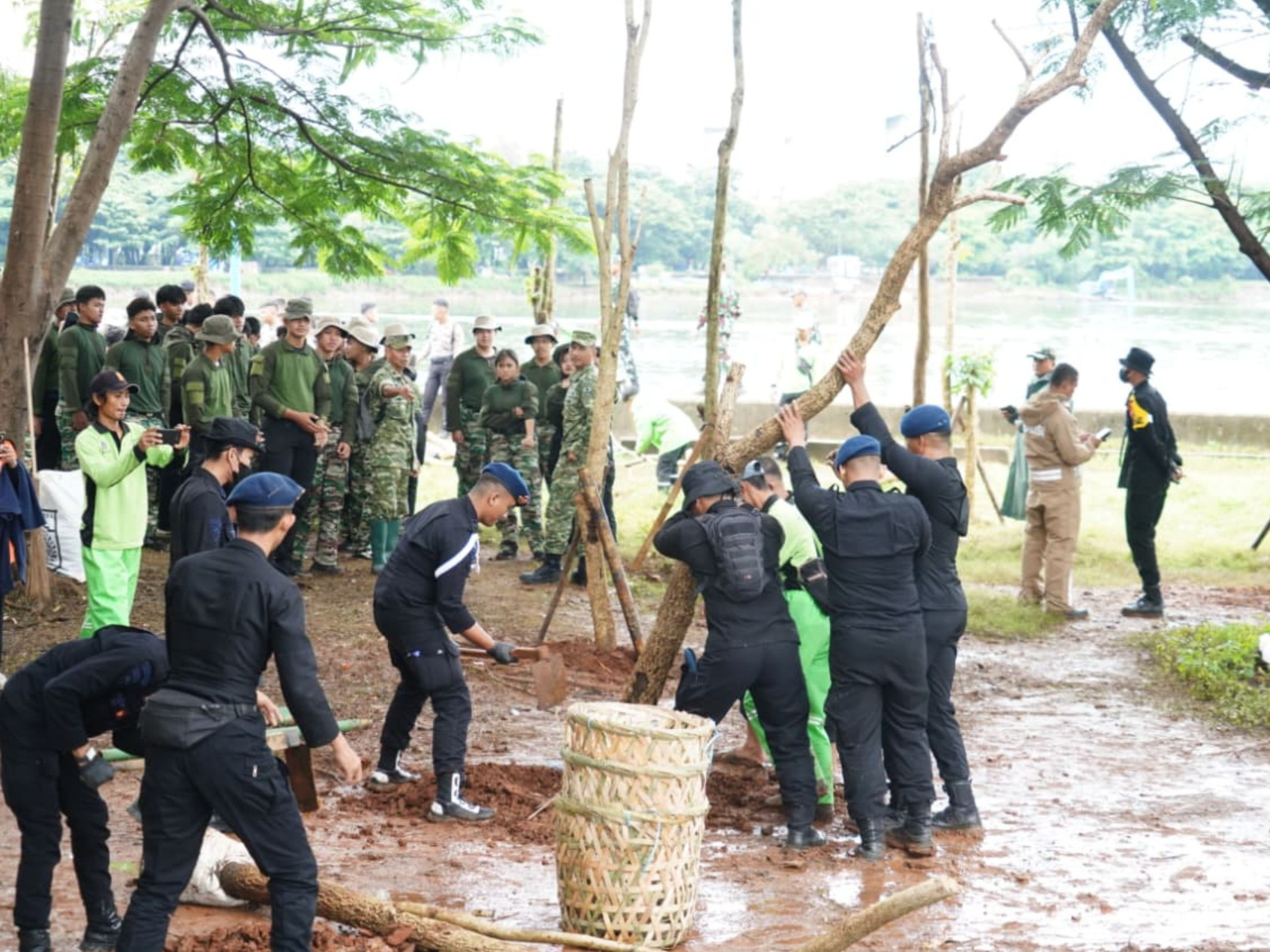 Detasemen Gegana Satbrimob PMJ Gelar “Jaga Jakarta Bersih” di Kali Grogol, Palmerah