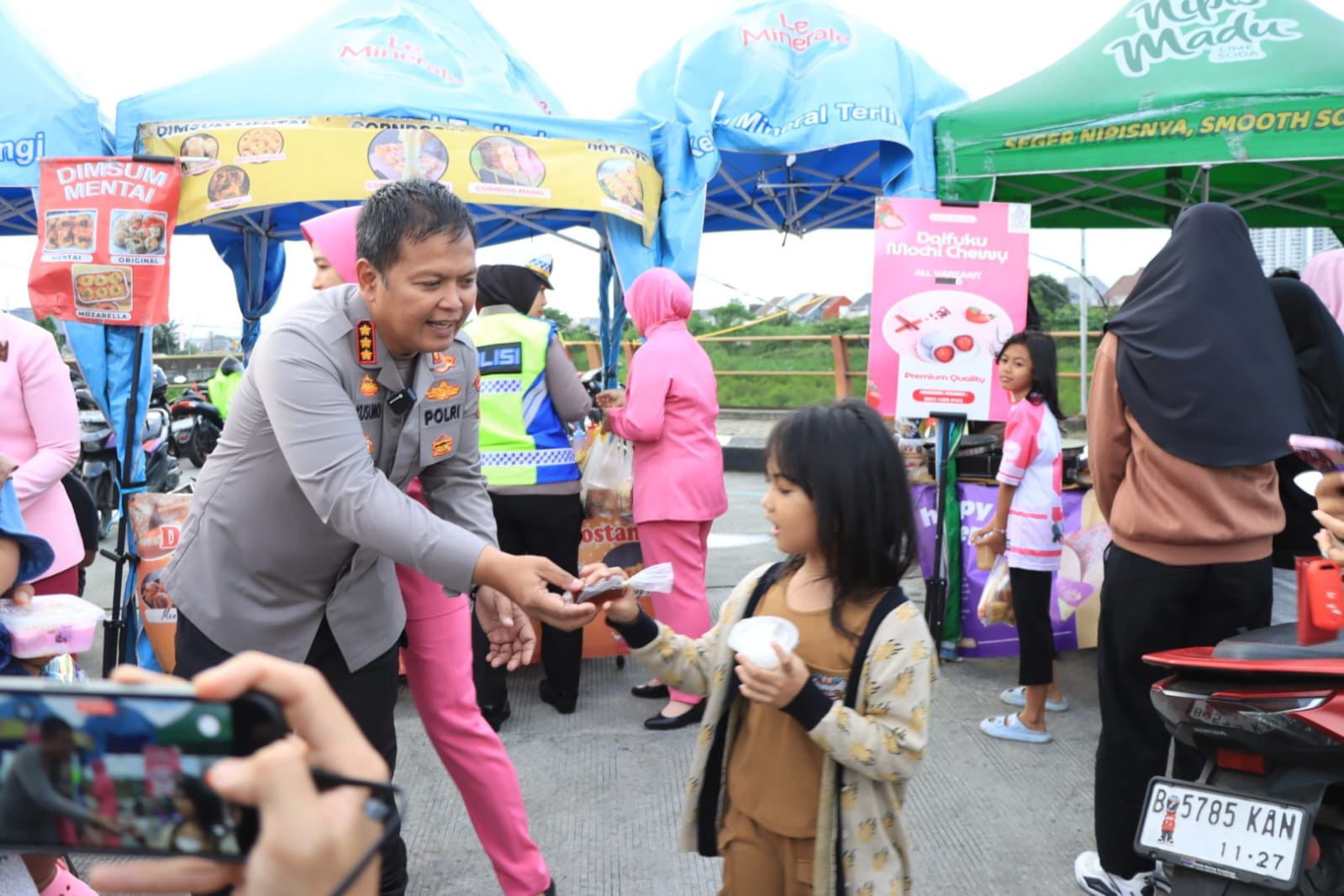 Polri Peduli: Kapolres Metro Bekasi Kota Bagikan Takjil dan Borong Dagangan UMKM di Grand Kemala Lagoon