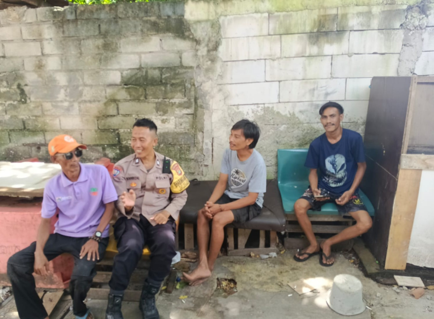 Bhabinkamtibmas Pulau Kelapa Ajak Warga Jaga Kamtibmas dan Sosialisasikan Hotline 110