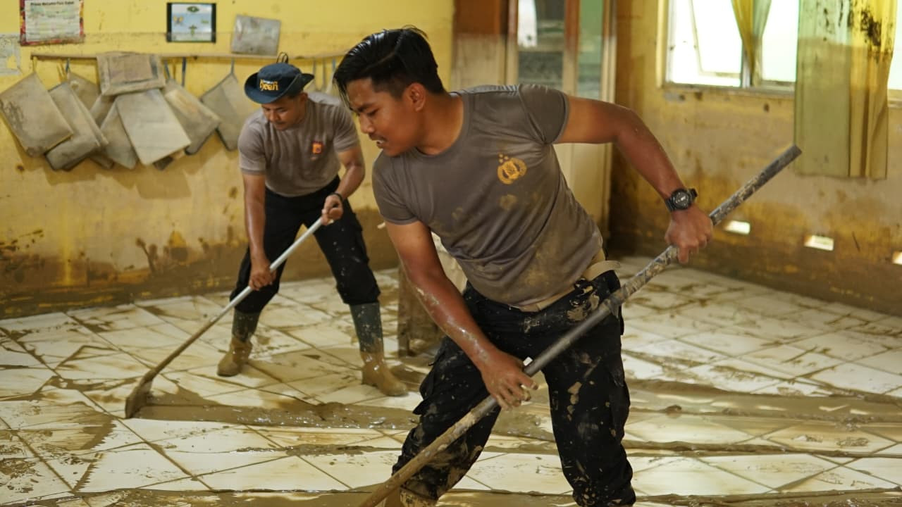 Bhakti Pendidikan Polri, Polres Langsa Bersihkan Sekolah Pascabanjir di Aceh Tamiang