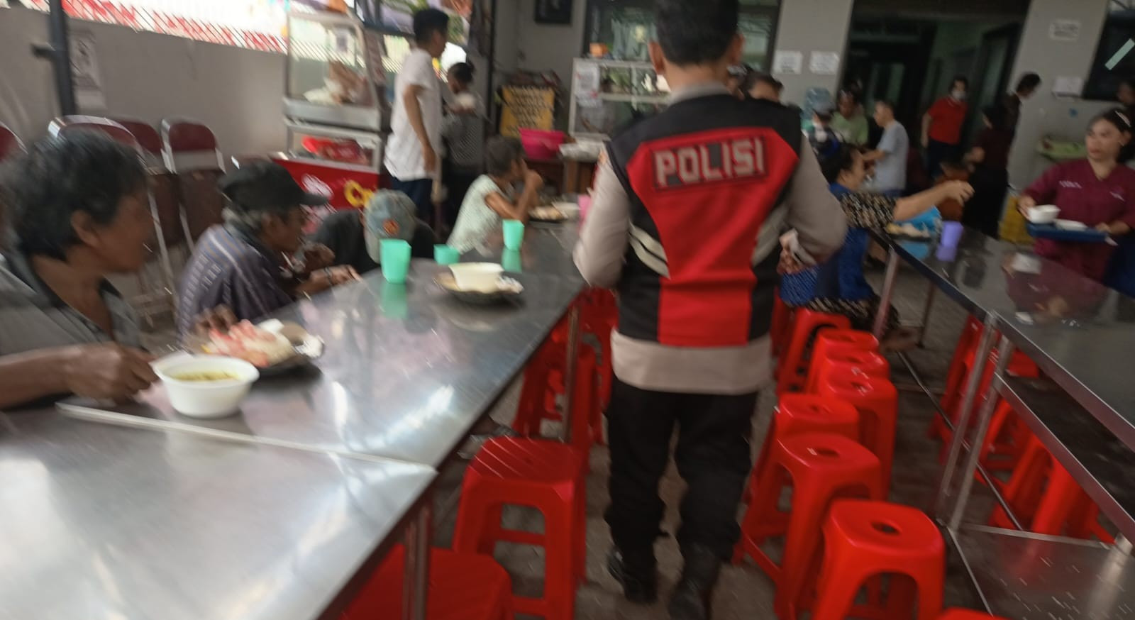 Jum’at Peduli Polsek Metro Penjaringan, Ratusan Paket Makanan Dibagikan untuk Warga di Penjaringan