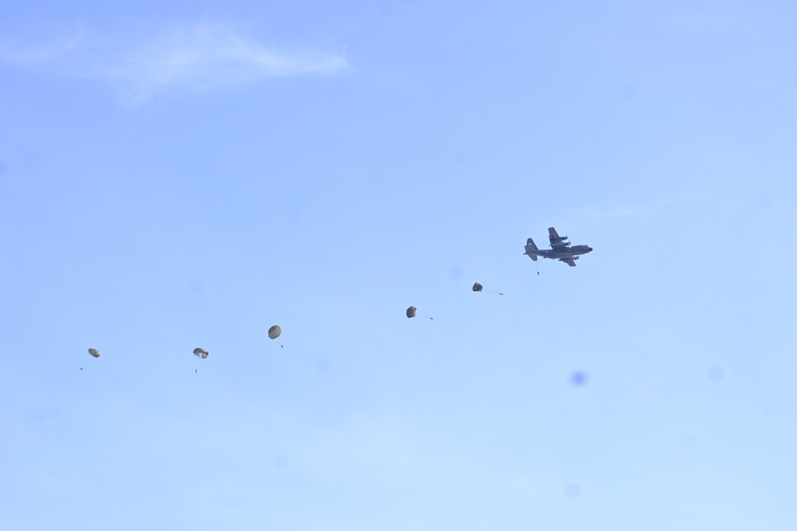 Lanud Sultan Hasanuddin Dukung Latihan Penerjunan Dasar Para Kostrad