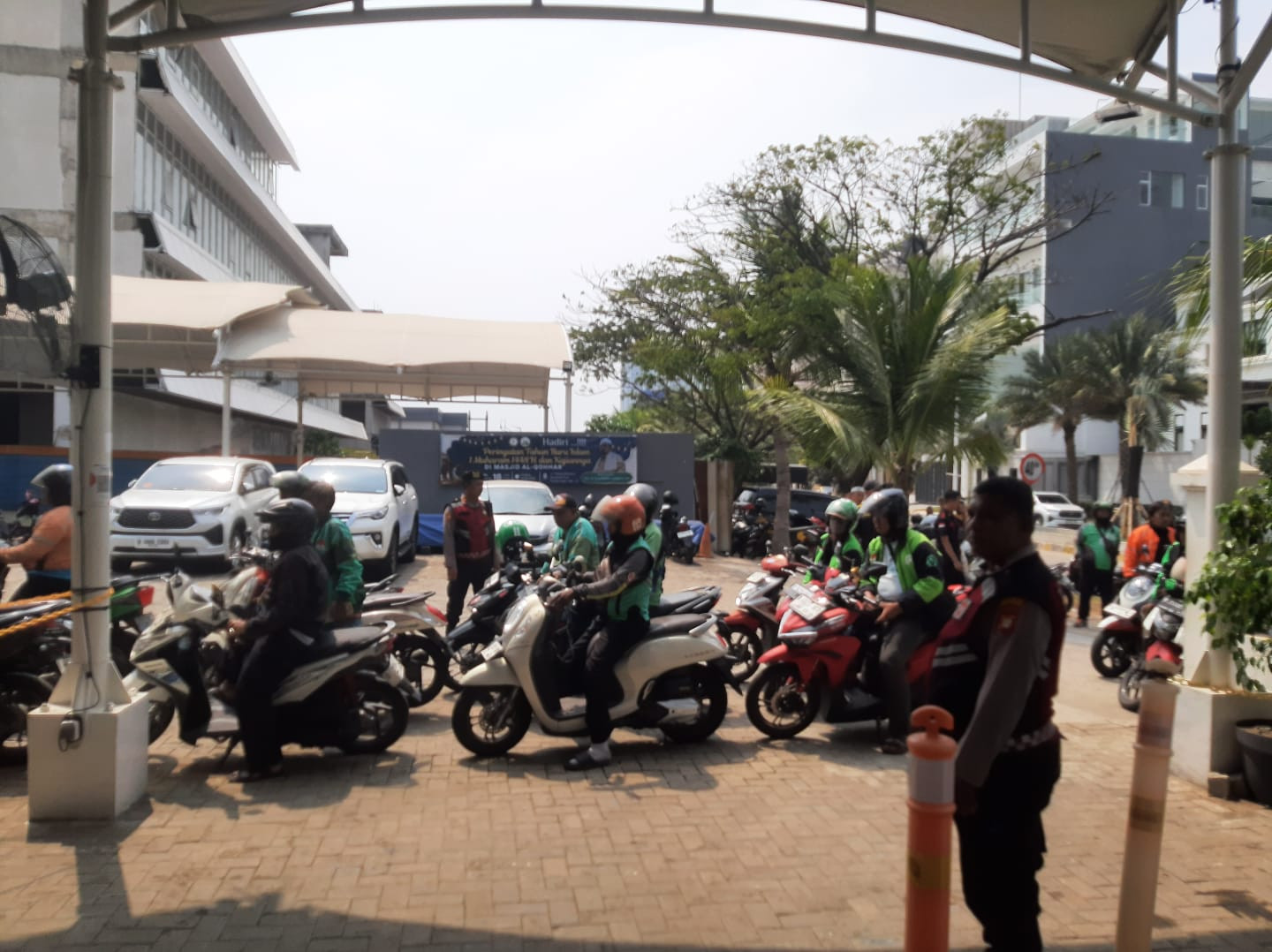 Pengurus Masjid Al Qohhar Bagikan 500 Paket Sembako untuk Pengemudi Ojol di Penjaringan