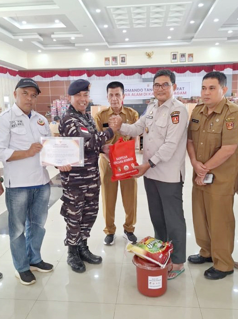 Danposal Mukomuko Lanal Bengkulu Salurkan Bantuan Kemanusiaan Ke Daerah Terdampak Bencana di Sumatera Barat