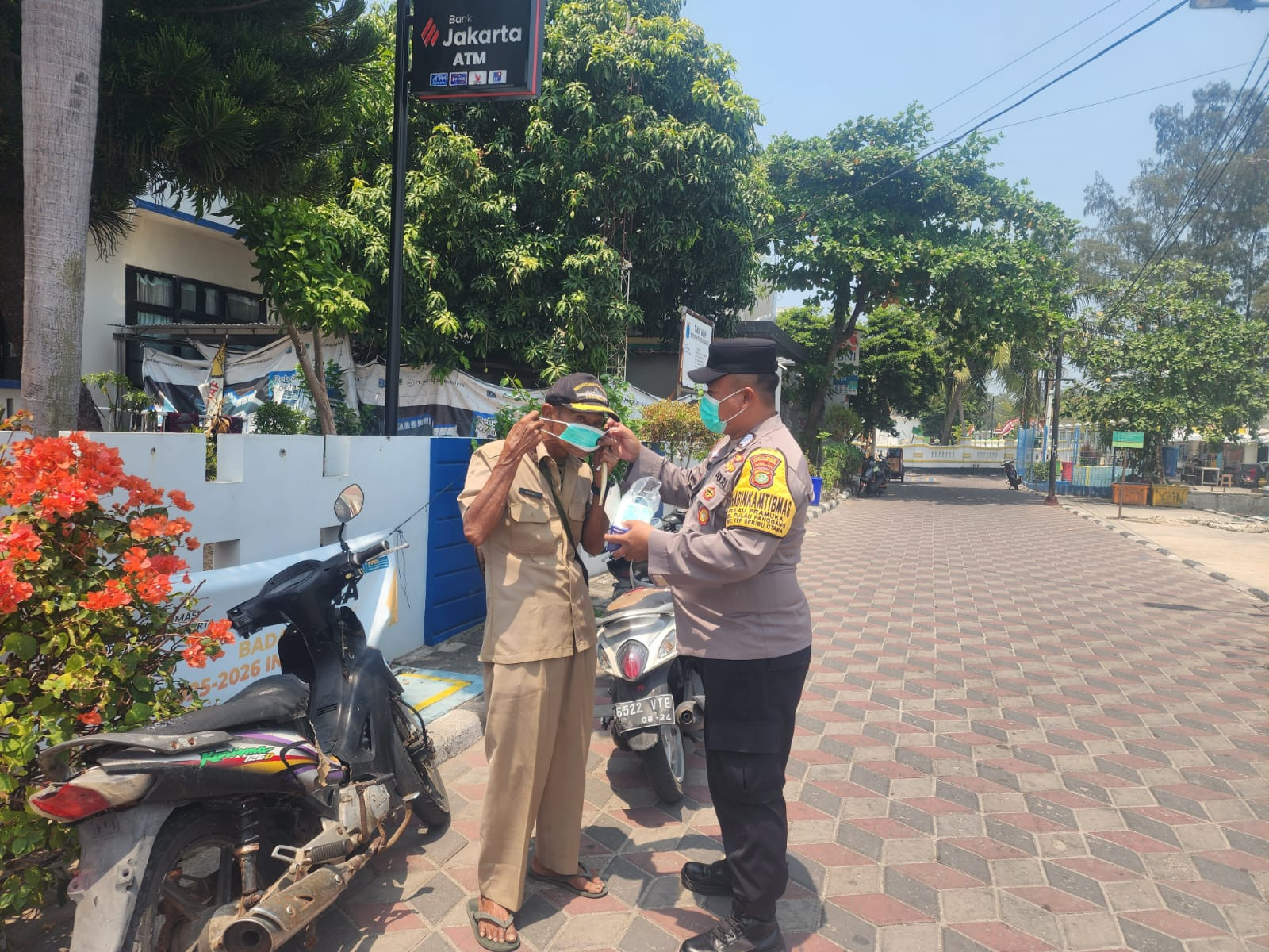 Jaga Jakarta di Pulau Pramuka, Bhabinkamtibmas Sosialisasikan Polisi 110 dan Bagikan Masker