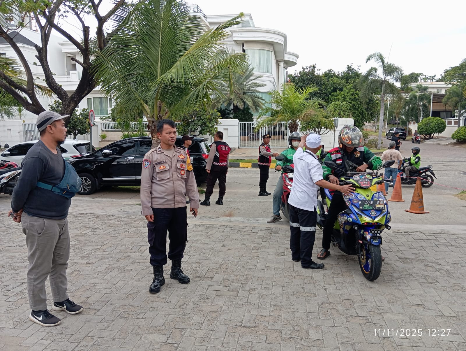 Polri Peduli Sesama, Masjid Al-Qohhar Gelar Bakti Sosial untuk Pengemudi Ojek Online di Penjaringan