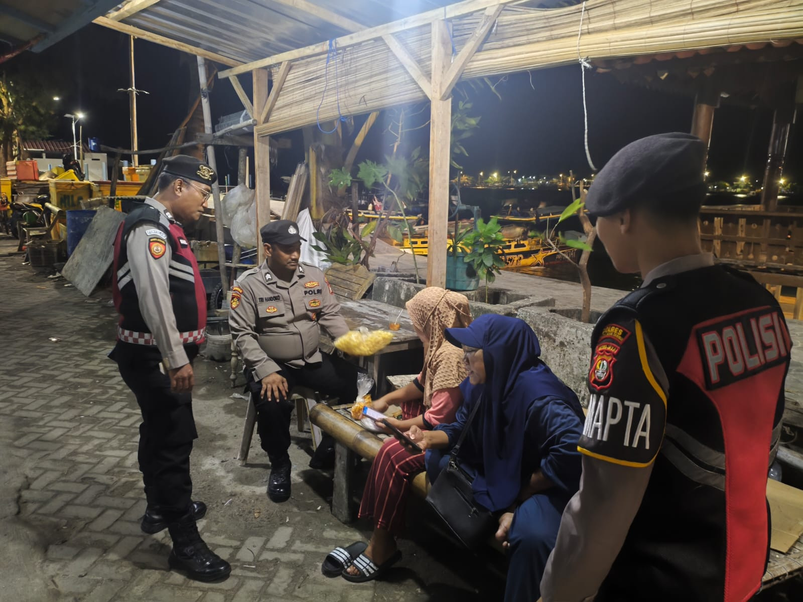 Patroli Malam Gabungan di Kepulauan Seribu Utara, Polisi–TNI Ajak Warga Aktif Jaga Keamanan Lingkungan