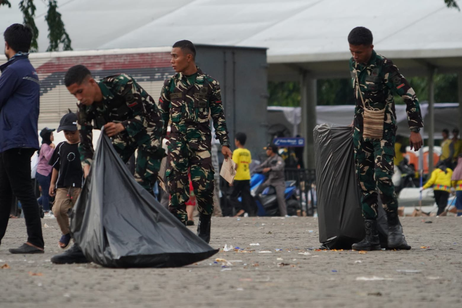 Aksi Bersih-bersih Sampah di Monas Setelah Pam May Day