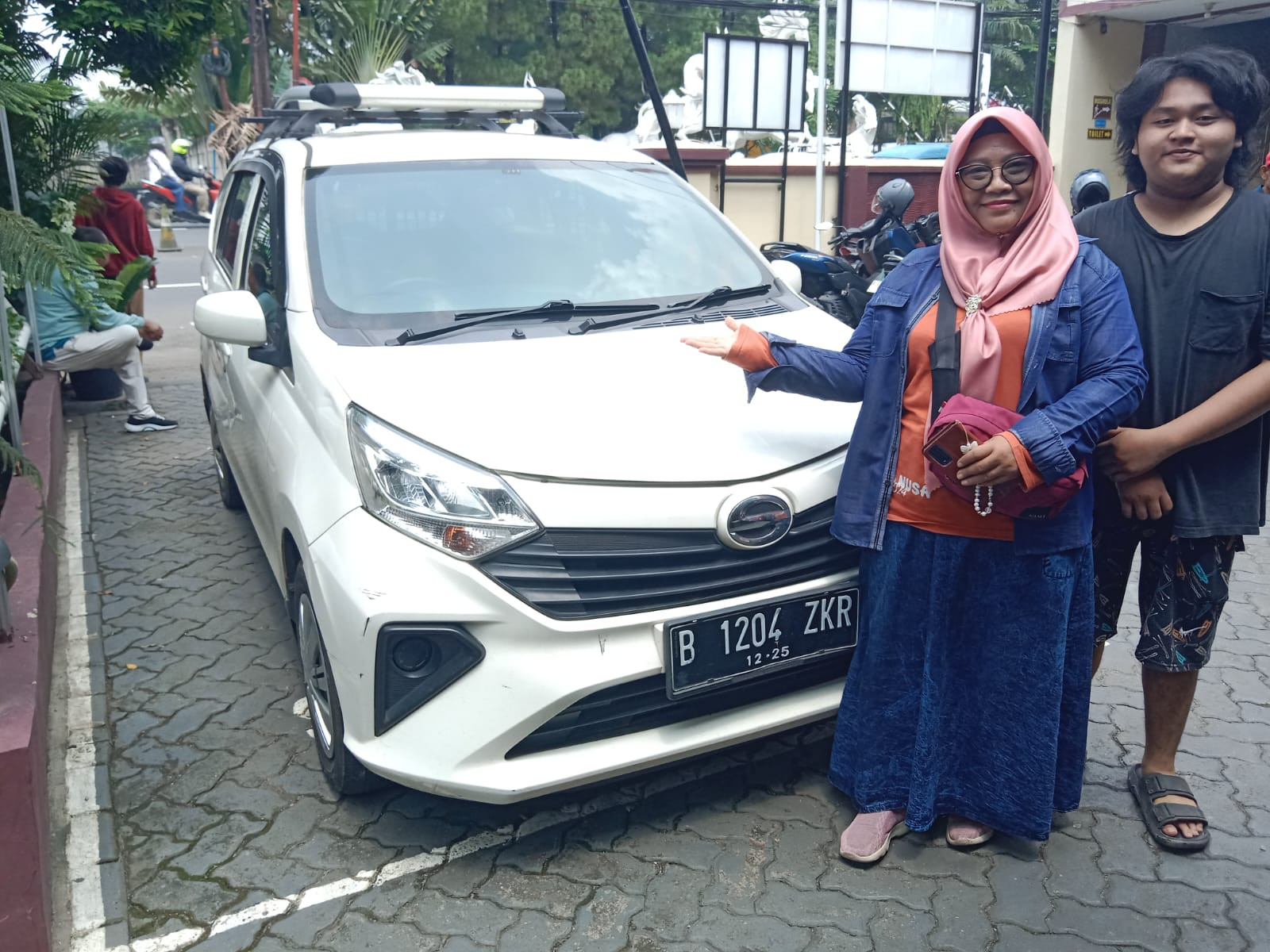 Kapolsek Bojongsari Serahkan Kembali Mobil Korban Penipuan dan Penggelapan