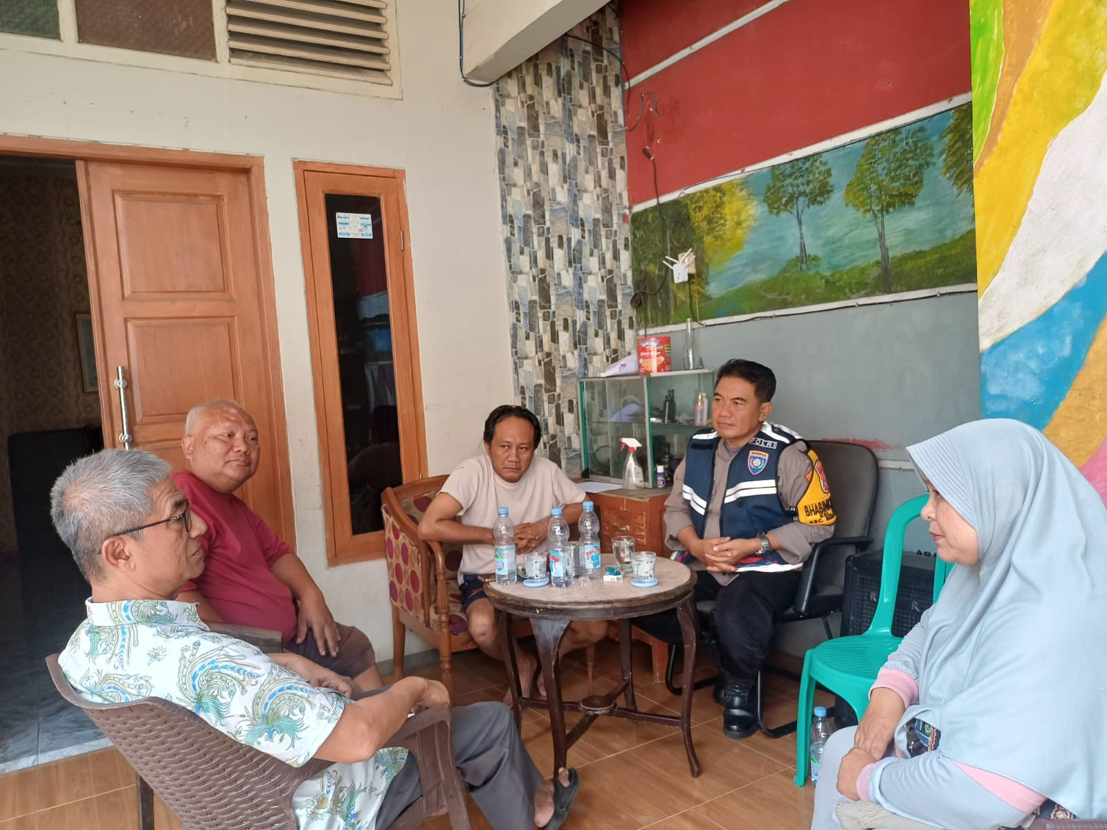 Bhabinkamtibmas Kranji dalam Rangka Cooling System, Sambangi Tokoh Masyarakat