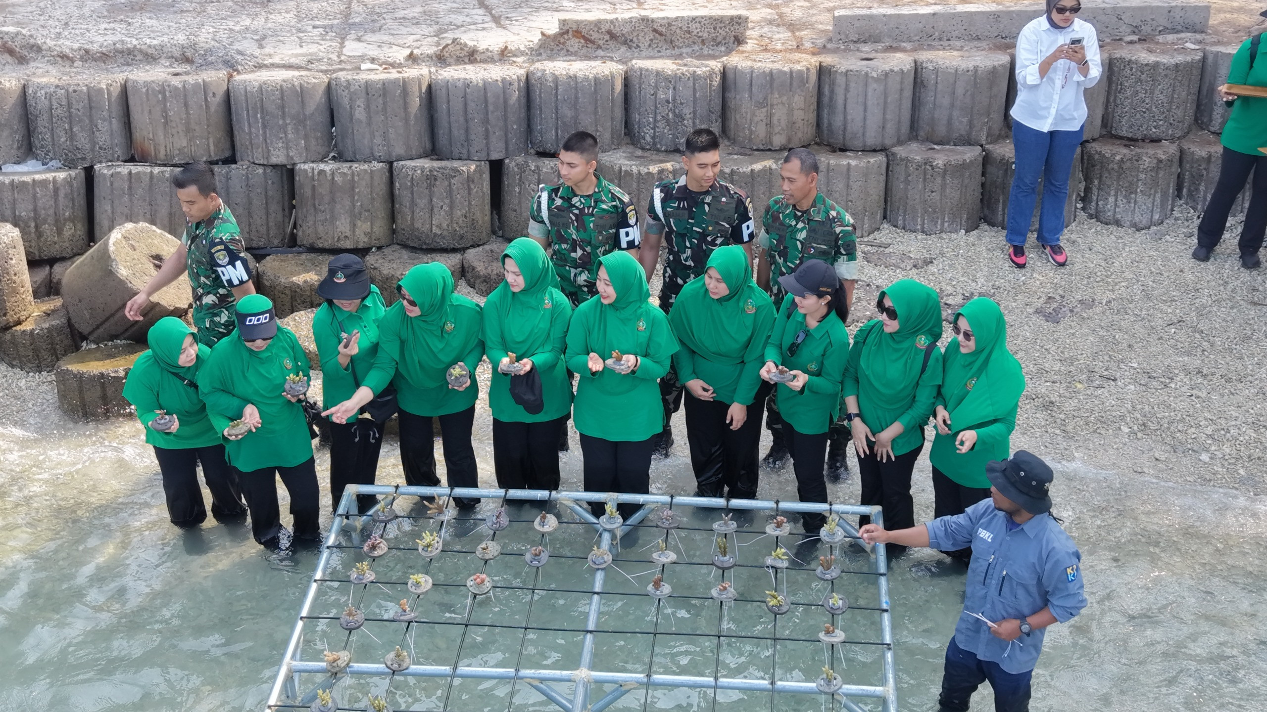 Sambut Hari Anak Nasional 2026, Ketua Persit PD Jaya Gelar Bakti Sosial ke Kepulauan Seribu