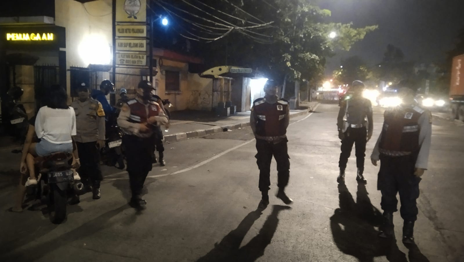 Jaga Jakarta, Jaga Lingkungan : Polsek Metro Penjaringan Amankan Terduga Pelaku Pencurian Kabel dan Tertibkan Kendaraan Tanpa Surat saat KRYD