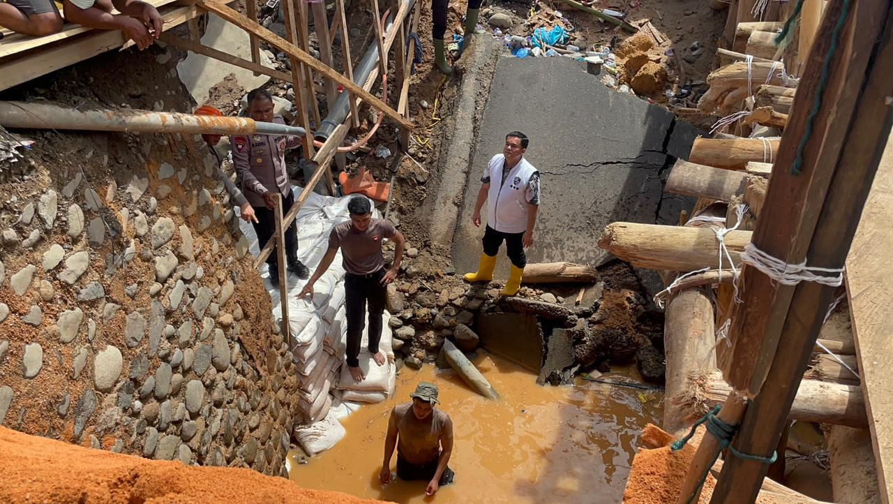 POLDA SUMUT BANGUN JEMBATAN DARURAT DI TAPTENG, PULIHKAN AKSES WARGA DAN JALINSUM