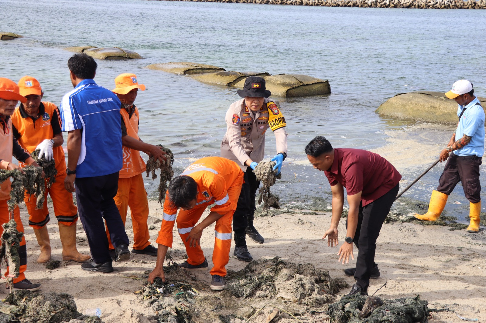 Aksi Bersih Pantai Polres Kepulauan Seribu, Bukti Cinta dan Kepedulian Warga pada Pulau Untung Jawa