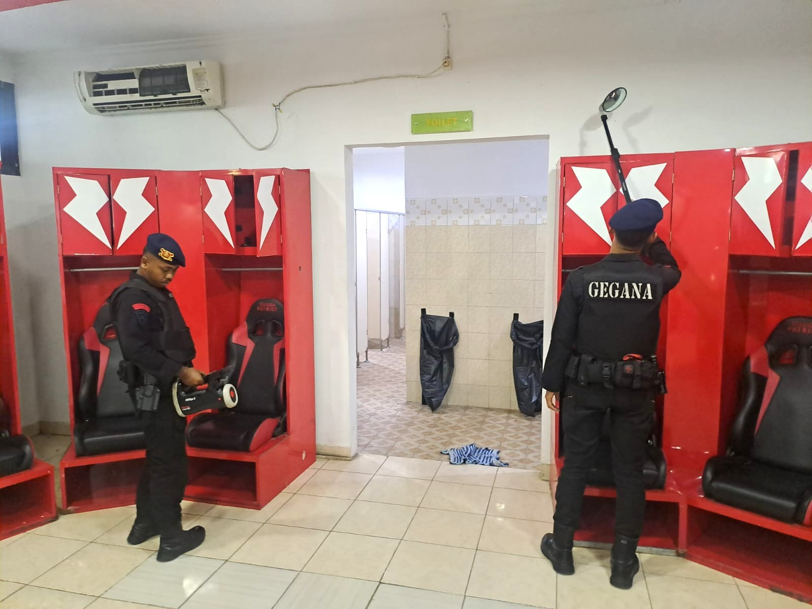 Brimob Polda Metro Jaya Laksanakan Sterilisasi Jelang Pertandingan Bali United vs Sulawesi United di Stadion Chandrabagha
