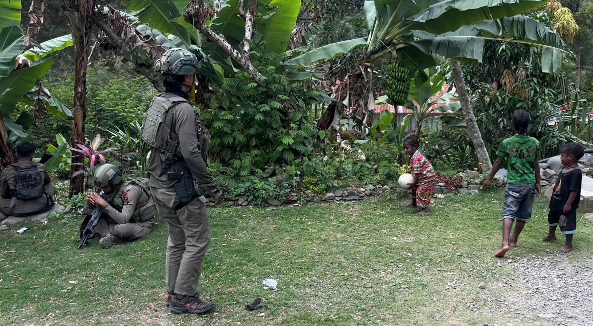 Tebar Keceriaan, Satgas Damai Cartenz Bermain Bola Bersama Anak-anak Puncak Jaya