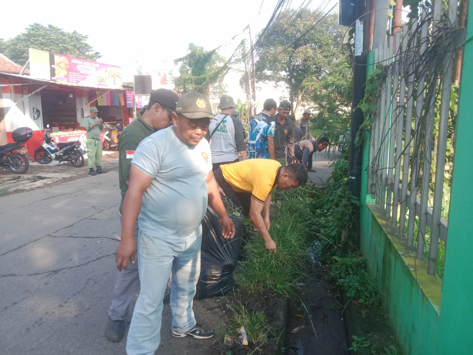 Wujudkan Lingkungan Asri, Tiga Pilar Kecamatan Jatisampurna Gelar Aksi Bersih-bersih K3 Serentak