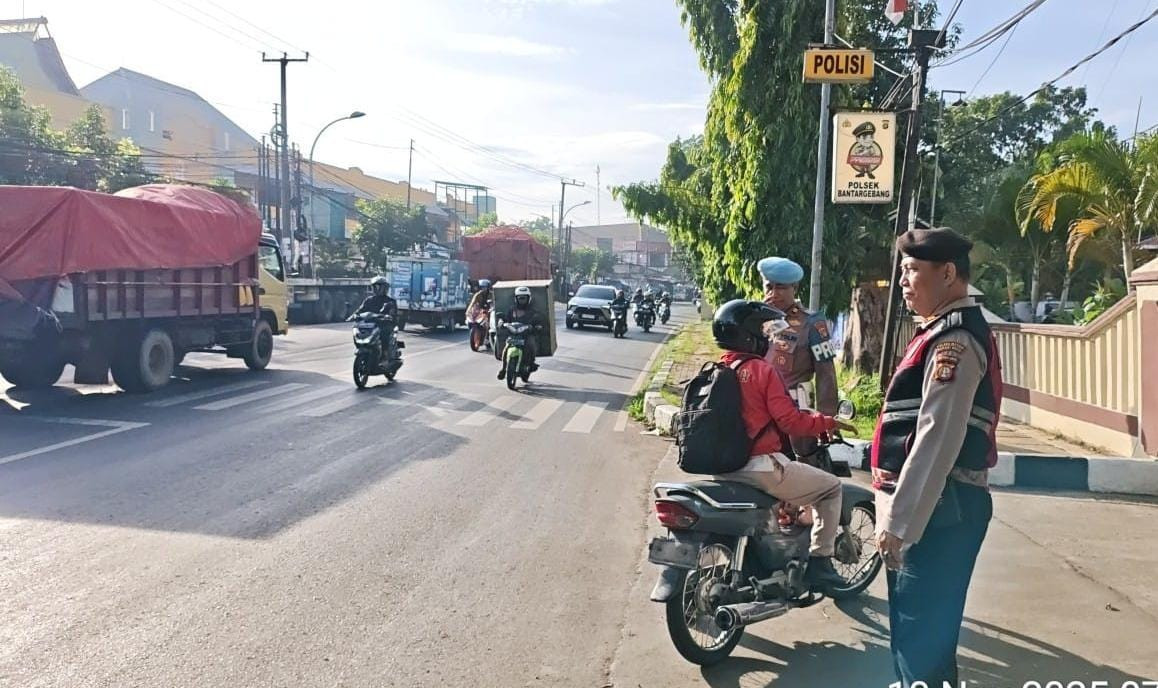 Polsek Bantar Gebang Gencar Atur Lalu Lintas di Jalan Raya Siliwangi Narogong
