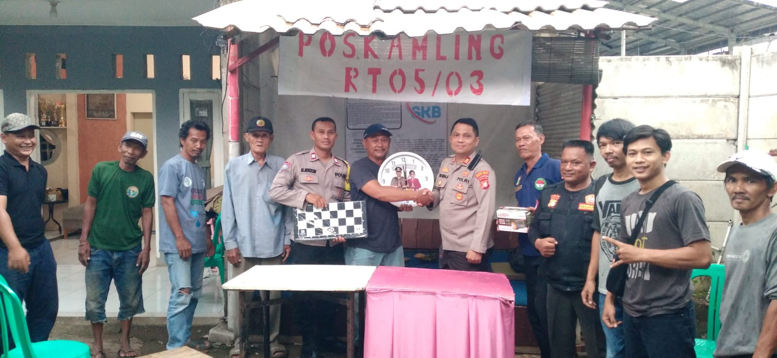 Kapolsek Jatiasih Berikan Bantuan untuk Tingkatkan Siskamling di Pos Ronda