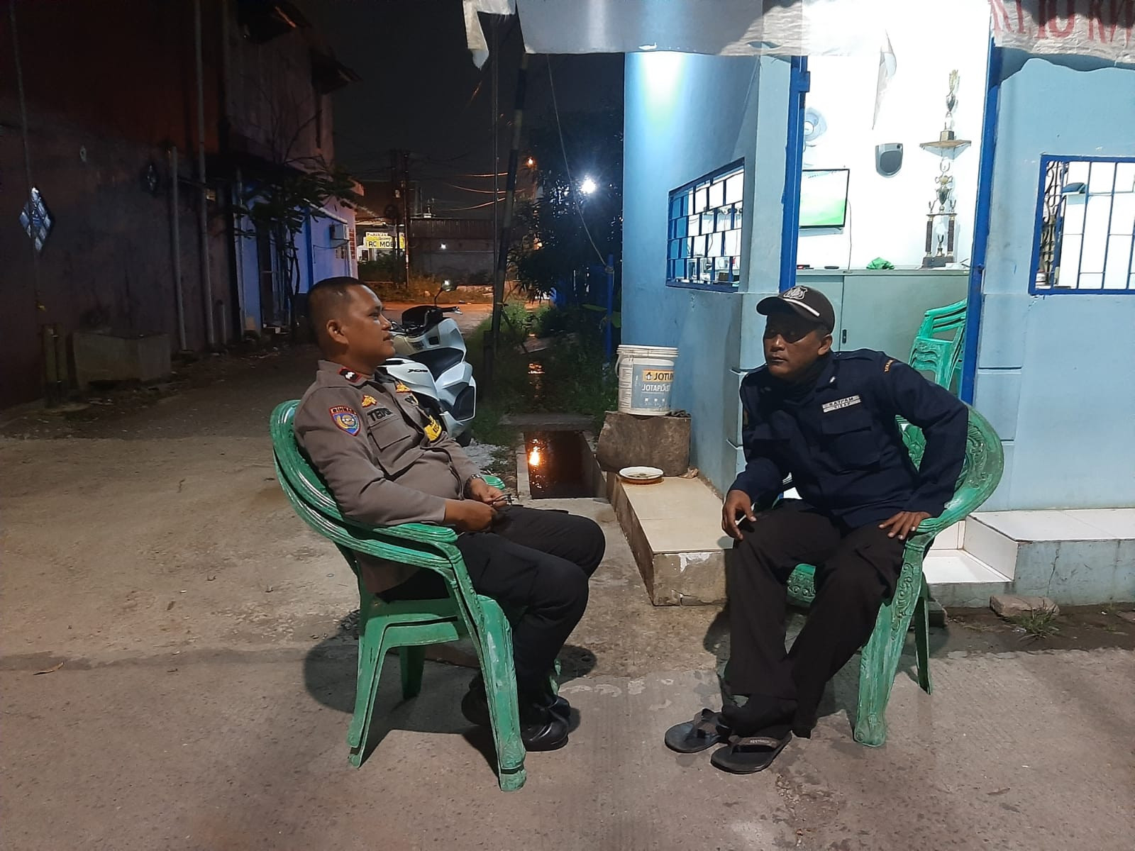 Tingkatkan Keamanan Swakarsa, Bhabinkamtibmas Kranji Sambangi Pos Satkamling Duta Kranji