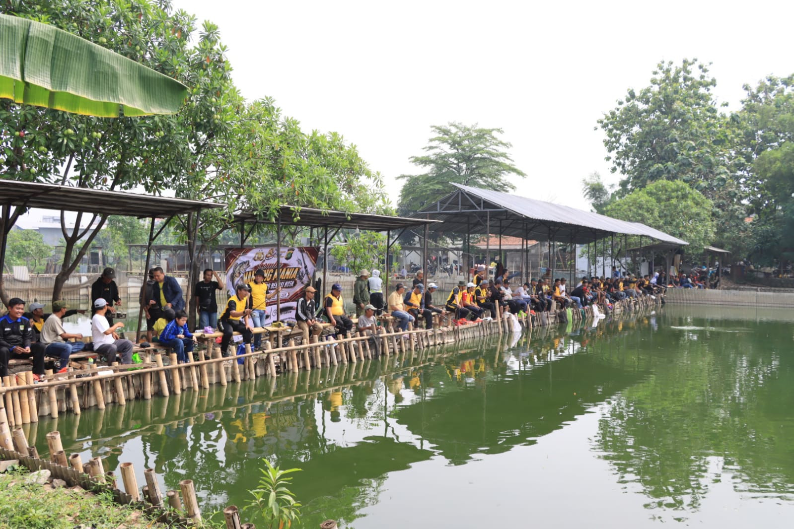 Mancing Mania Sambut HUT Bhayangkara ke-80, Kapolres Metro Bekasi Kota Pererat Kedekatan dengan Warga
