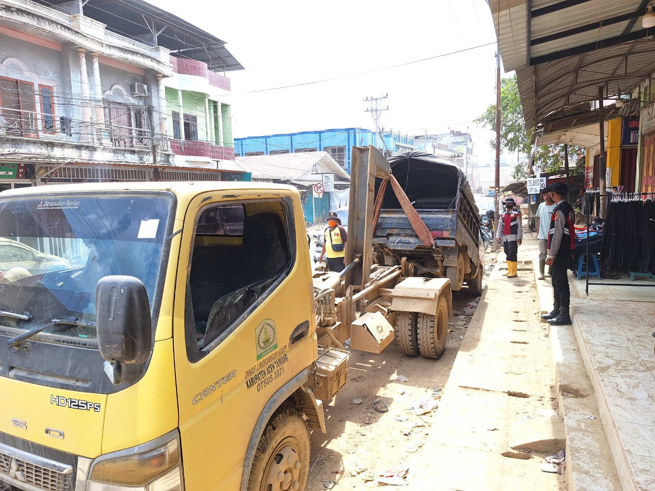 Dari Jalan Tergenang ke Bengkel Perbaikan, Polisi gunakan towing  Evakuasi Mobil Warga Pascabanjir