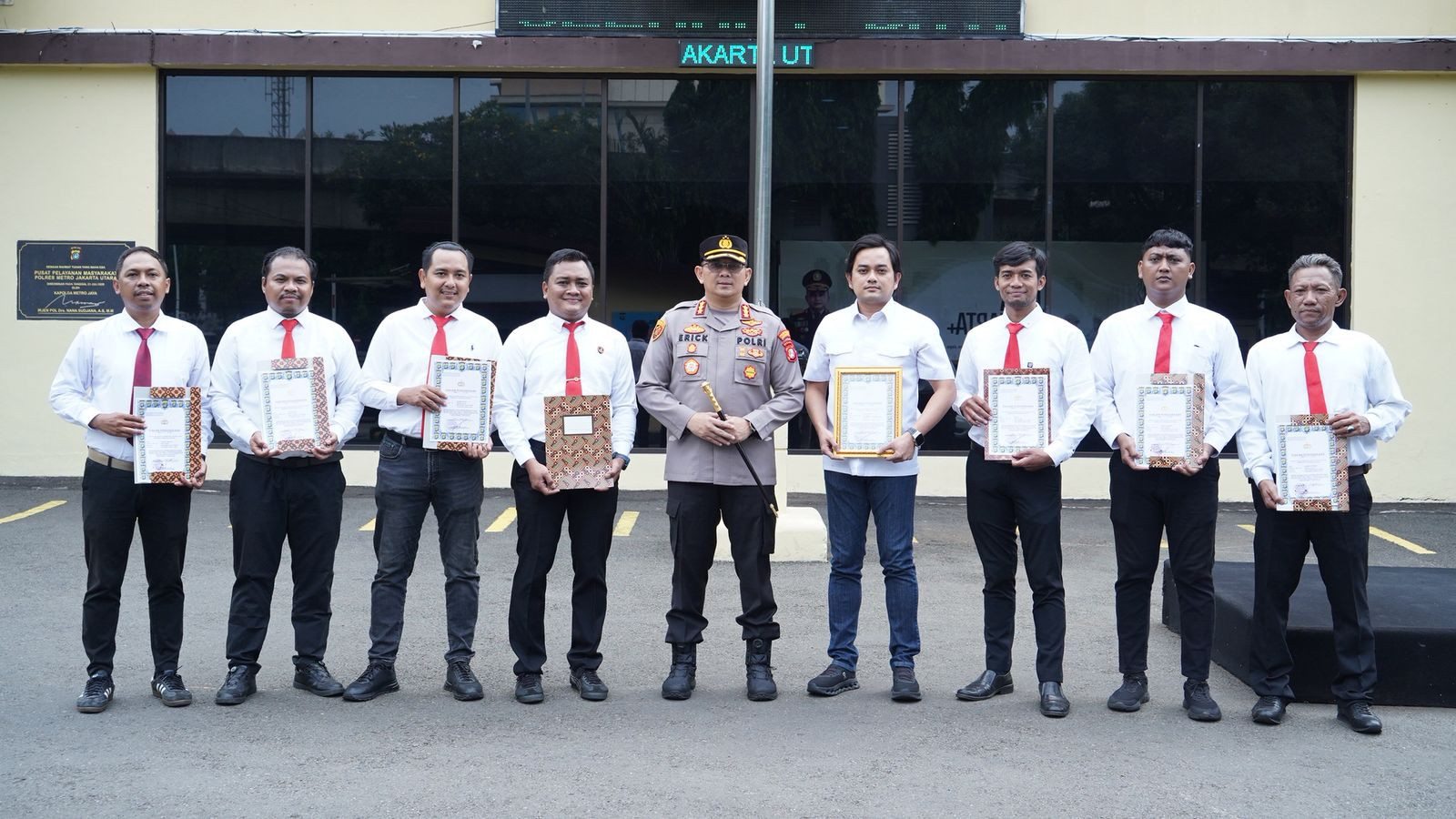 Kapolres Metro Jakarta Utara Pimpin Apel Pagi, Beri Penghargaan Anggota Berprestasi