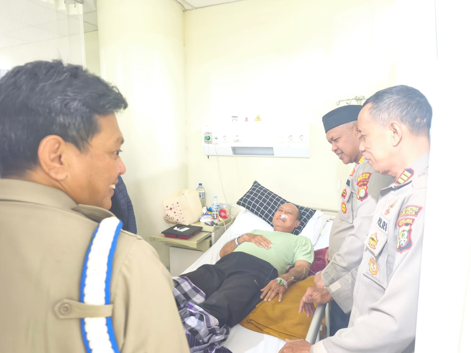 Kapolsek Bekasi Barat Empati dan Peduli Jenguk  Anggota yang Sakit Di RS. Hermina Galaxi