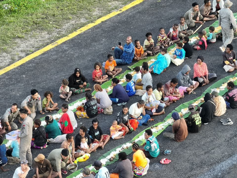 Satgas Ops Damai Cartenz Gelar Makan Bersama Warga di Kiwirok Hadirkan Senyum dan Kebahagiaan