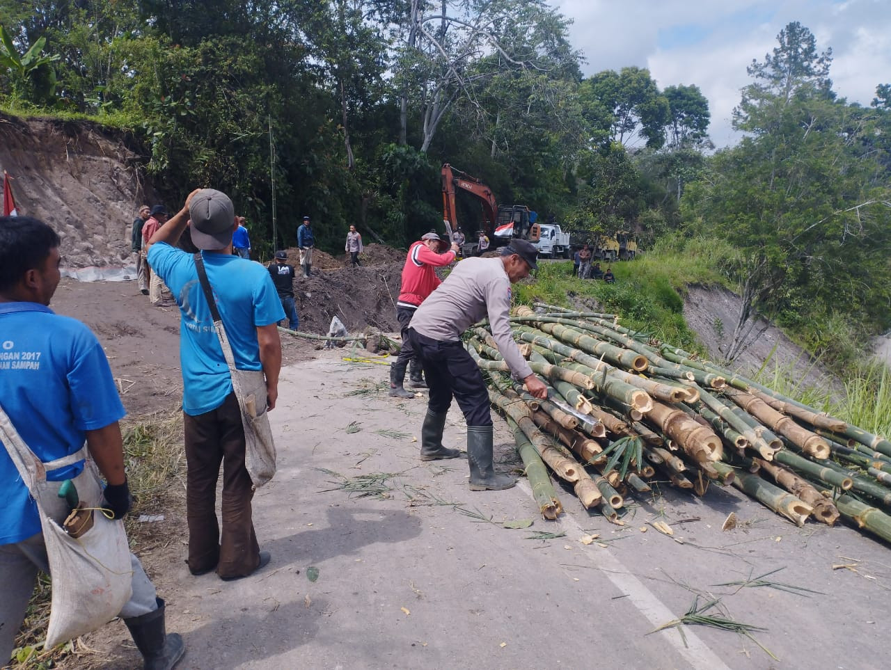 Gotong Royong Menahan Longsor: Polsek Kute Panang dan Warga Lukup Sabun Barat Bersatu Menjaga Jalan Kehidupan