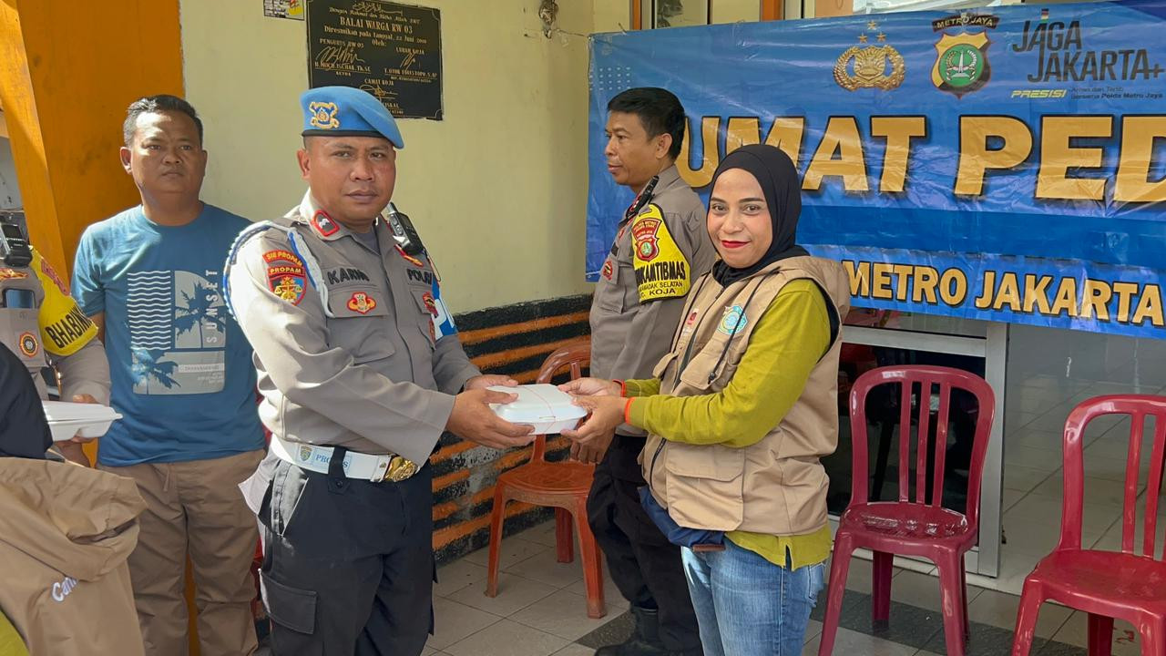 Polsek Koja Bagikan 300 Paket Makanan Bergizi untuk Warga di Kawasan Slum Area