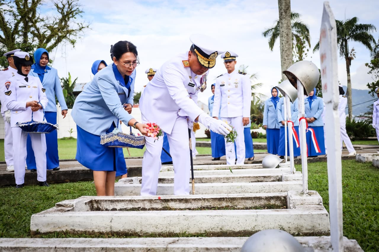 Peringati Hari Jadi Ke-80 TNI AL, Kodaeral IX Laksanakan Ziarah Tabur Bunga, Upacara Parade, dan Tasyakuran