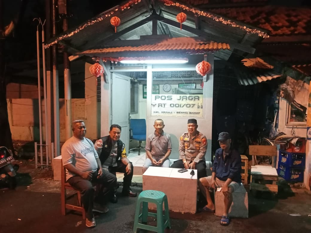 Kapolsek Bekasi Barat Sambangi Pos Kamling, Ajak Warga Aktif Jaga Keamanan