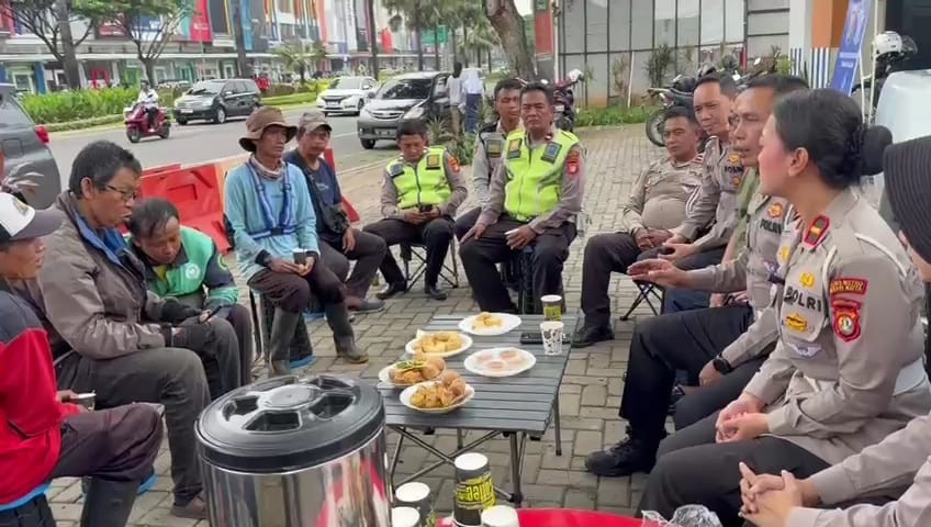 Ngopi Sambil Edukasi, Satlantas Polres Bekasi Kota Tekankan Keselamatan di Bundaran Emerald