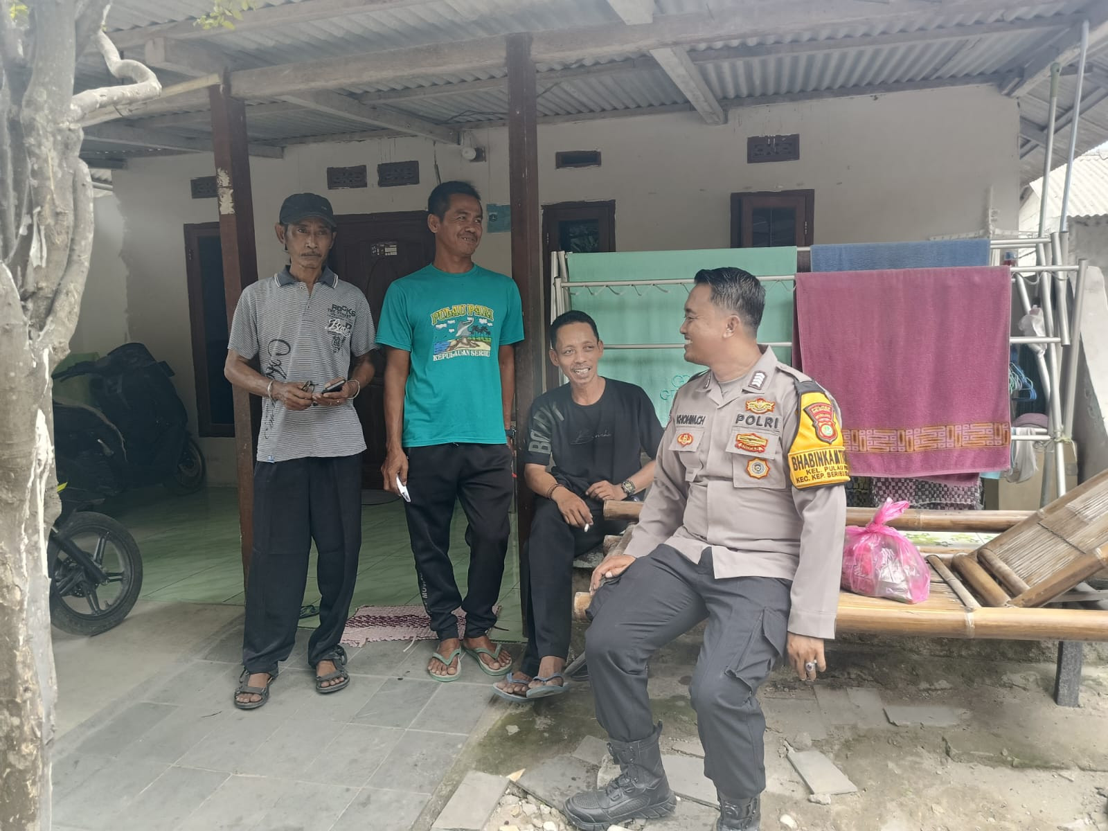 Bhabinkamtibmas Pulau Pari Aktif Sambangi Warga, Sosialisasikan Layanan Polri 110 dan Cegah Paham Radikal