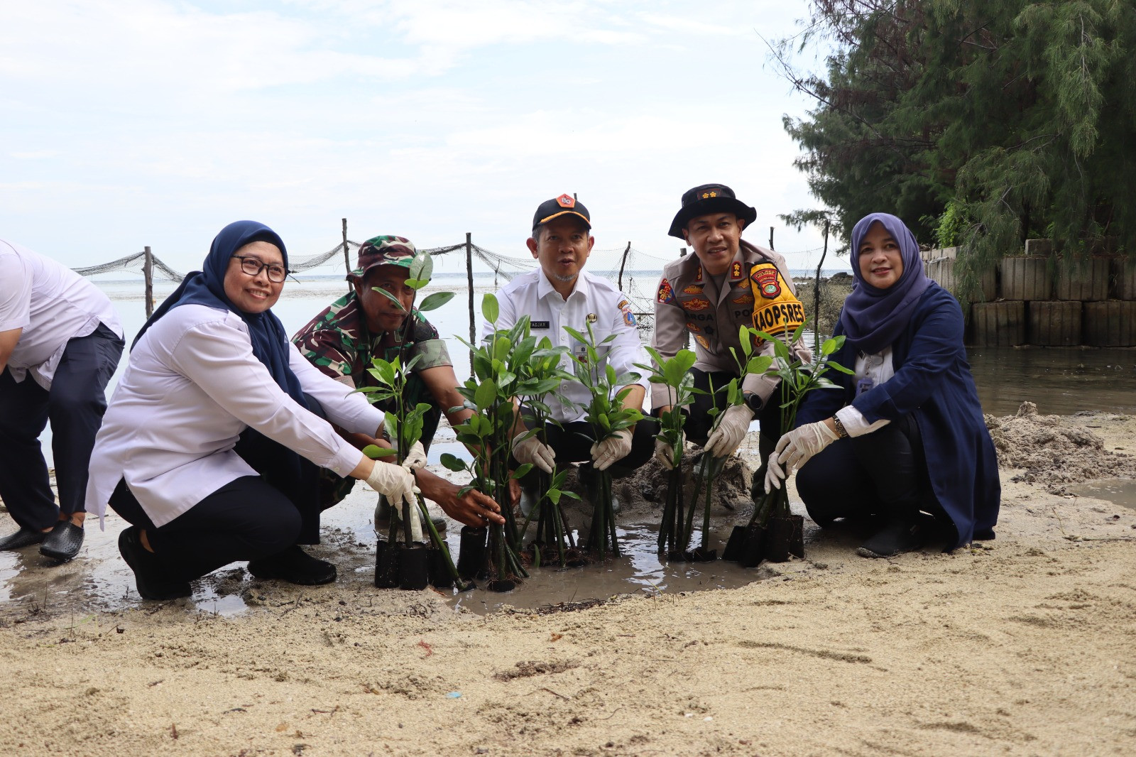 Kapolres Kepulauan Seribu Bersama Forkopimkab Laksanakan Kerja Bakti dan Penanaman Mangrove di Pulau Tidung Kecil