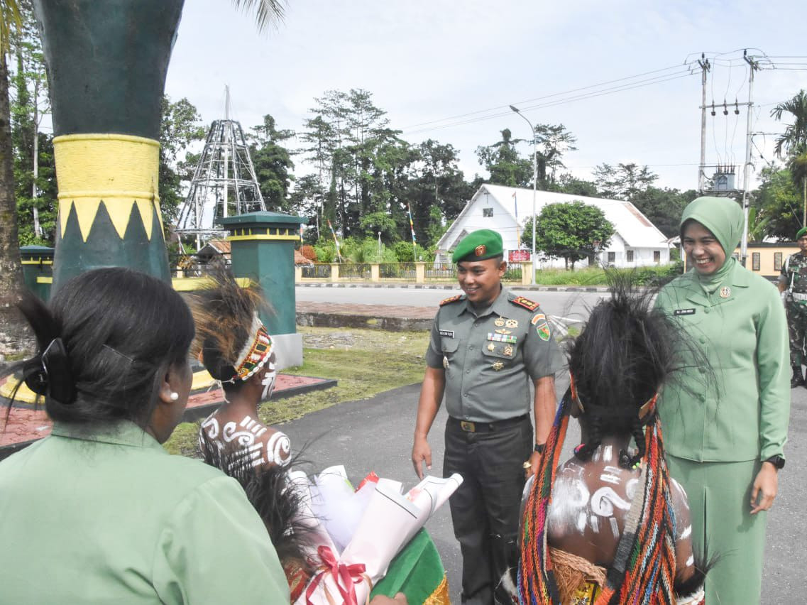 Sambutan Tarian Adat Warnai Kedatangan Dandim 1710/Mimika