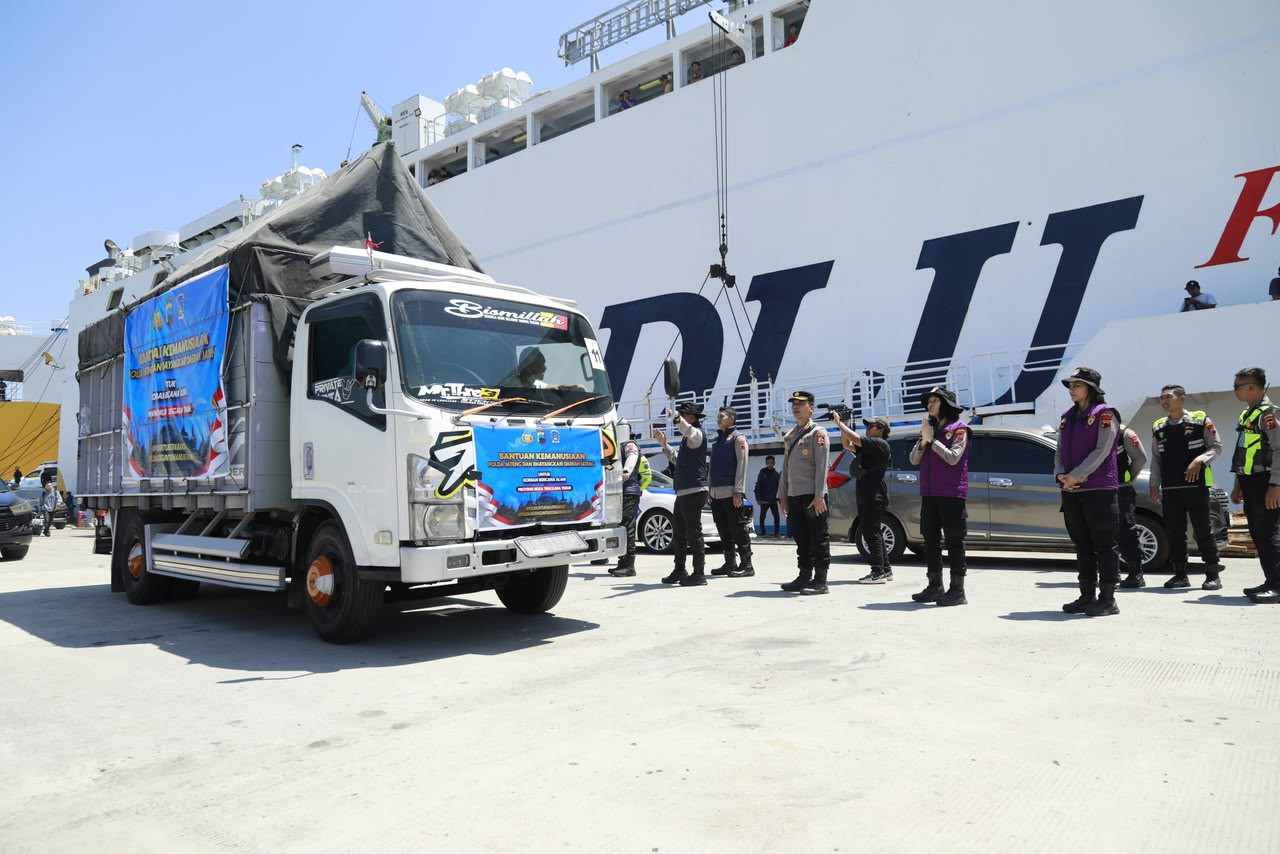 12 Truk Bantuan Polda Jateng Tiba di Labuan Bajo, Siap Disalurkan untuk Warga Terdampak Gempa NTT