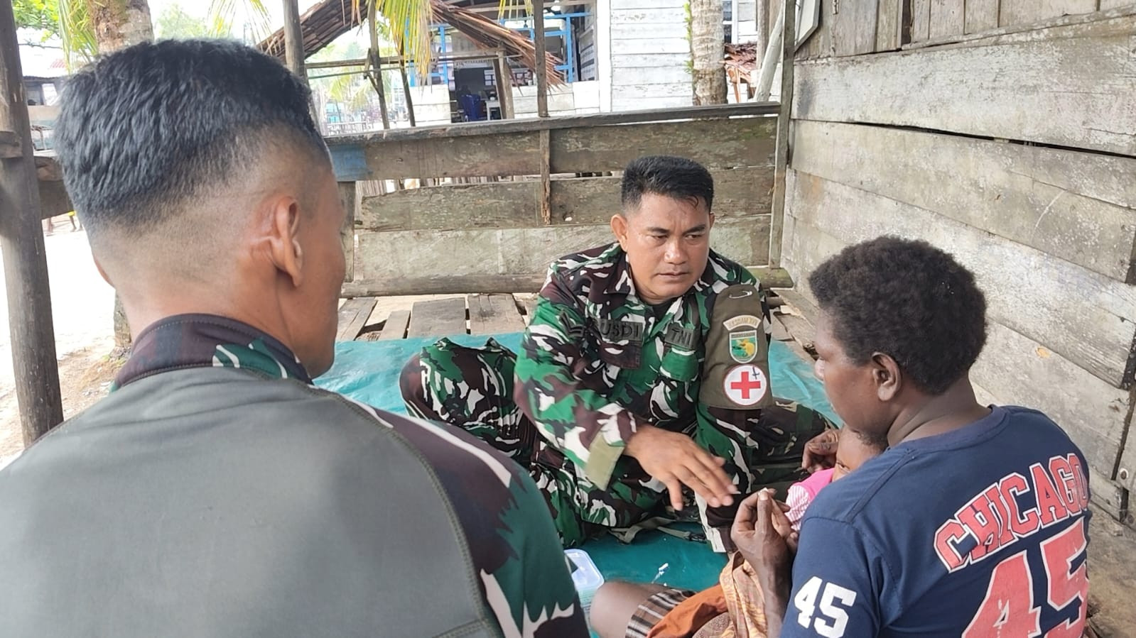 Senyum Bahagia Ibu Modesta Akarepia, Dapat Layanan Kesehatan dari Satgas TMMD Kodim 1710/Mimika