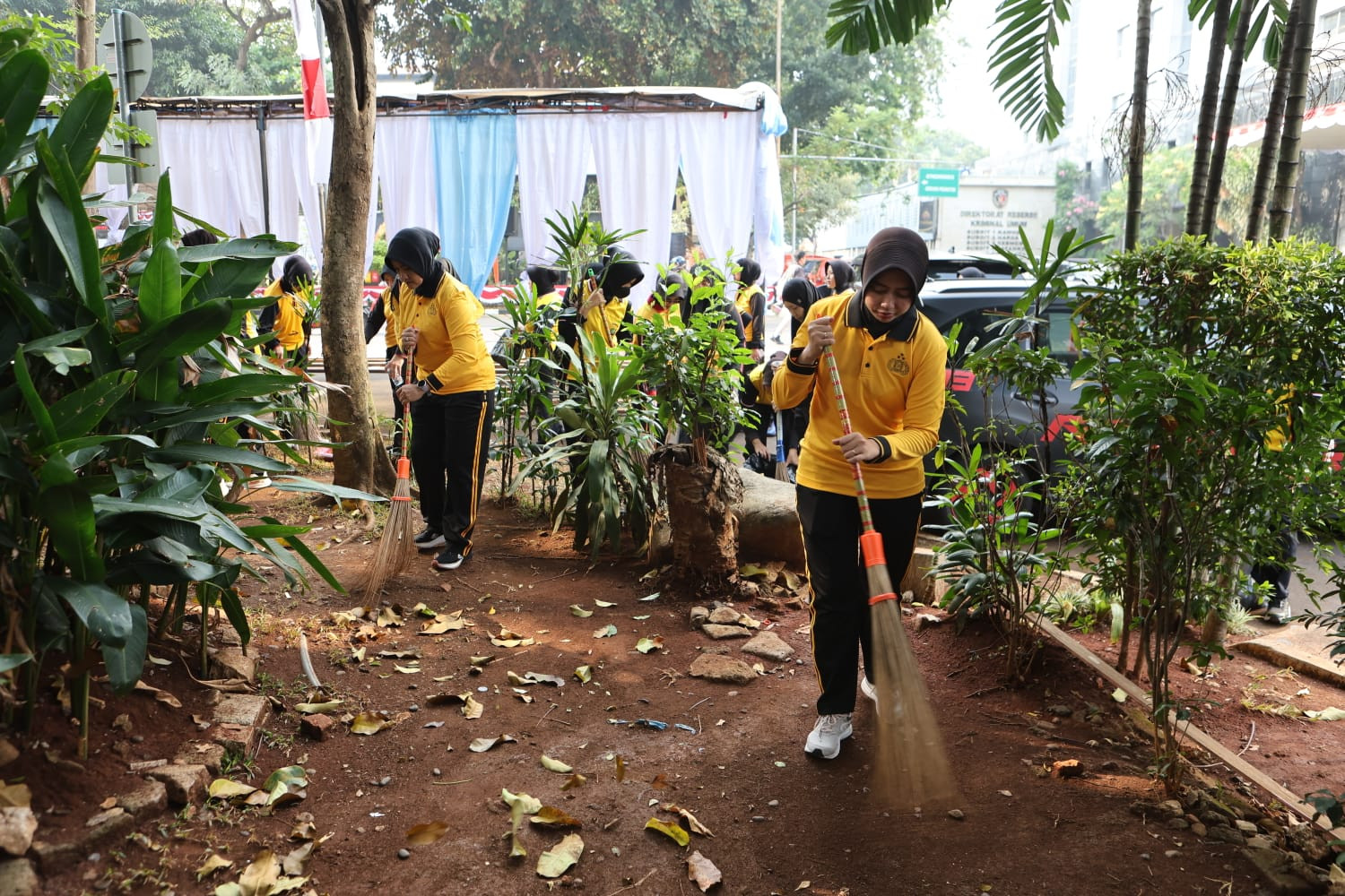 Polwan Polda Metro Jaya Gelar Apel Pagi dan Aksi Bersih-Bersih Serentak Sambut Hari Jadi ke-78